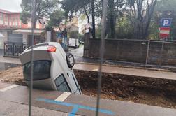 Sredi mesta z avtomobilom zapeljal v gradbeno jamo