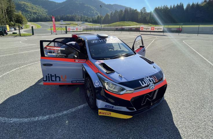 Hyundai i20 R5 je specialka za reli, ki je sicer prilagojena regionalnim in nacionalnim prvenstvom in vsaj tehnološko nima ničesar zares revolucionarnega. Toda prilagojena je dirkanju, v takem avtomobilu so le tisti najnujnejši elementi in za vozniški izkoristek je potrebnih veliko izkušenj. Ker so to maloserijski avtomobili, so vrtoglave tudi cene. Novi stanejo okrog 250 tisoč evrov, tudi nekaj let stari še vedno več kot sto tisočakov.  | Foto: Gregor Pavšič