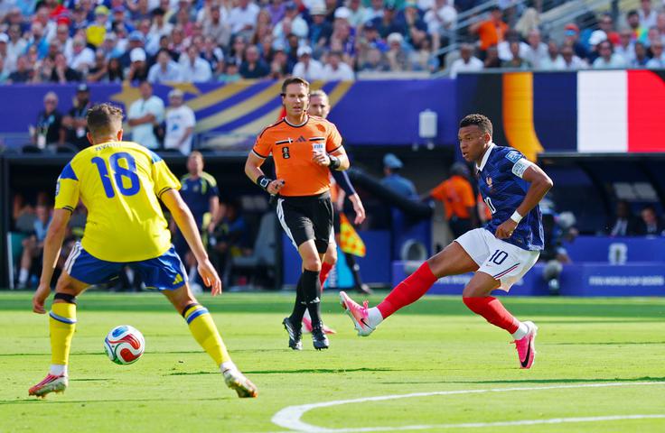 Kylian Mbappe proti Švedski. | Foto: Reuters