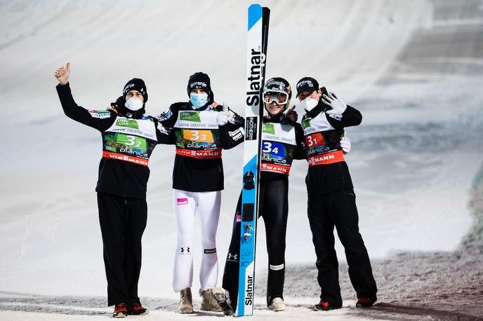 Planica ekipna tekma svetovnega prvenstva | Slovenski skakalci so osvojili četrto mesto. Naredili so napredek, a je bila medalja preveč oddaljena. | Foto Vid Ponikvar