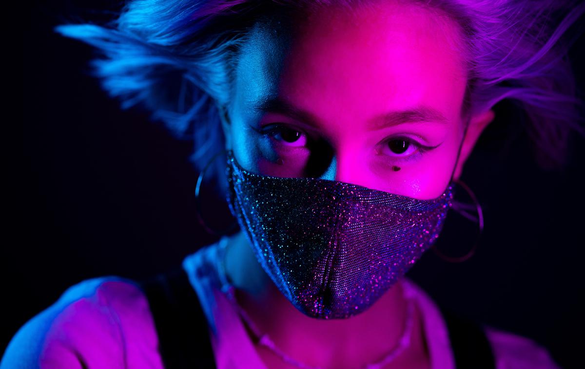 Dekle z zaščitno masko | Fotografija je simbolična. | Foto Guliverimage