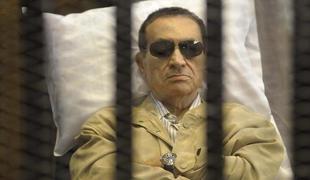 V izgredih na protestih zaradi oprostilne sodbe Mubaraku dva mrtva