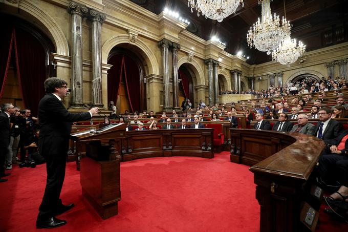 "Danes sprejemam mandat, da Katalonija postane neodvisna država v obliki republike," je v težko pričakovanem govoru v katalonskem parlamentu dejal predsednik katalonske regionalne vlade Carles Puigdemont. | Foto: Reuters