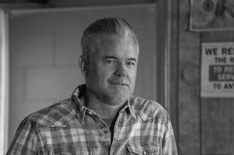 Po težkem boju z redko boleznijo umrl priljubljeni igralec