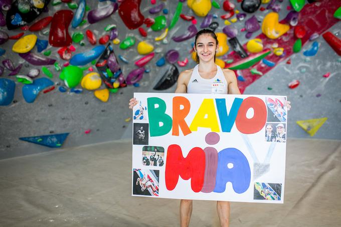 Mia s plakatom, ki ji ga je za naslov svetovne podprvakinje izdelala mlada plezalka Zala Mlakar Starič. Plakat je izobešen v plezalnem centru FA v Kranju, kjer Kramplova trenira. | Foto: Žiga Zupan/Sportida
