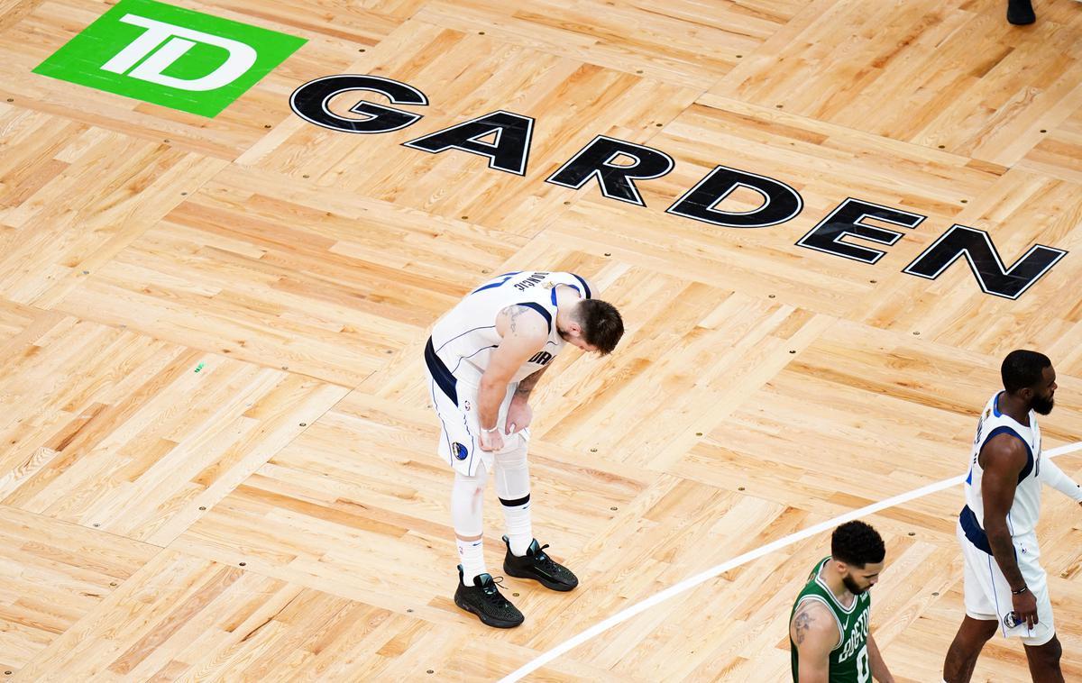 Luka Dončić | Luka Dončić in soigralci so morali priznati premoč Bostonu, ki je osvojil 18. naslov prvaka lige NBA. | Foto Reuters