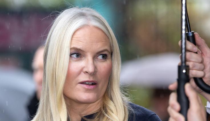 Mette-Marit je zloglasnega spolnega prestopnika, ki je leta 2019 umrl v zaporniški celici in s tem sprožil celo vrsto teorij zarot, v e-poštnih sporočilih med drugim označila za "dobrosrčneža" in "pravega srčka".  | Foto: Profimedia