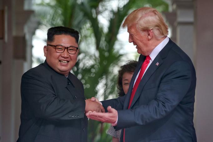 Začetek razgradnje izstrelišča naj bi bil dokaz, da je severnokorejski voditelj Kim Jong-un naredil prve korake za uresničevanje dogovora z ameriškim predsednikom Donaldom Trumpom. | Foto: Reuters