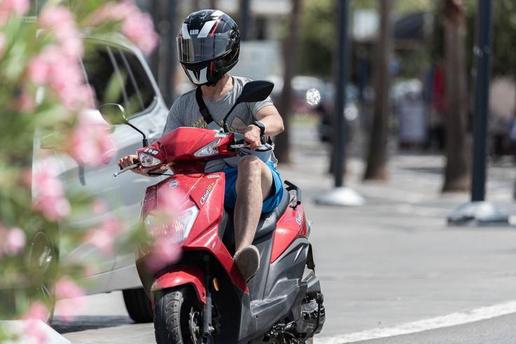 Na AVP menijo, da bi bilo treba poostriti nadzor in dogajanju na terenu prilagoditi tudi ostrejšo kaznovalno politiko, ki bo tako voznike kot starše odvračala od kakršnihkoli nelegalnih posegov v vozila in kršenja pravil. | Foto: Shutterstock