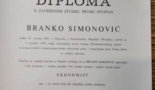 Univerza: poslanec Simonovič je diplomiral. Carlova ni zadovoljna.