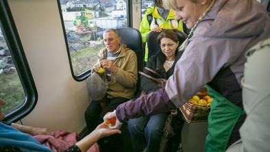 Zakaj so potniki na slovenskih vlakih prejeli jabolko in med?