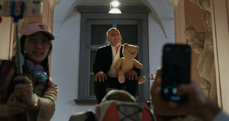 Prizor iz "Muzeja Zorana Predina", v katerem Zoran igra voščeno lutko samega sebe, medtem ko korejska oboževalka dela selfije. | Foto: Invida