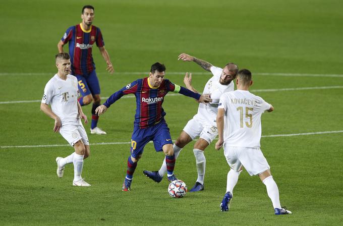 Miha Blažič (ob Lionelu Messiju) v akciji na tekmi proti Barceloni. | Foto: Reuters