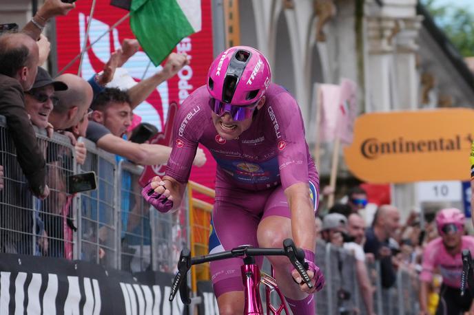 Mads Pedersen Giro 2025 | Mads Pedersen dominira na letošnjem Giru. Današnja zmaga je že četrta na tej dirki, s tem je še povečal prednost v razvrstitvi za ciklamno majico. | Foto LaPresse