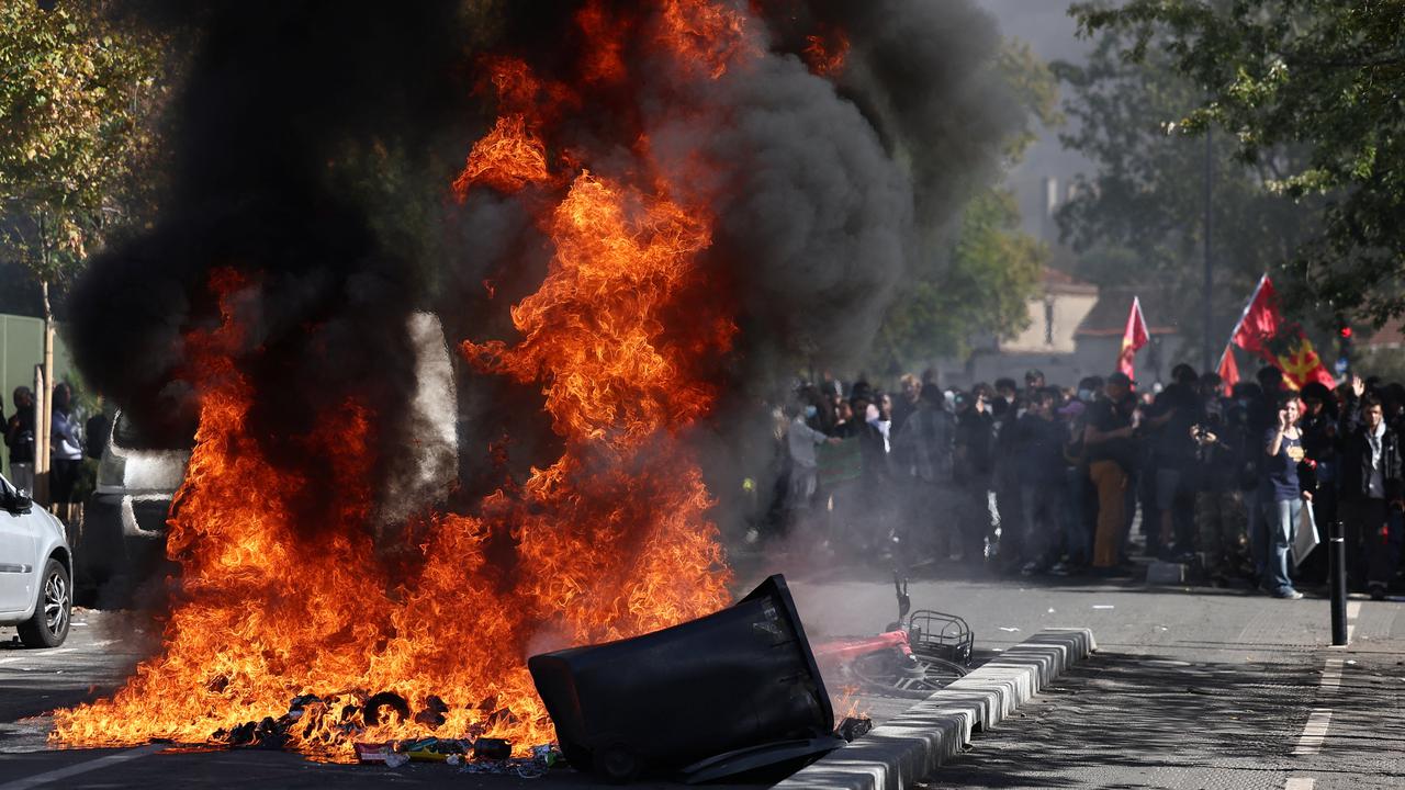 Množični protesti dijakov, študentov, šolarjev: zažgali gasilska vozila, ravnatelja polili z bencinom #foto