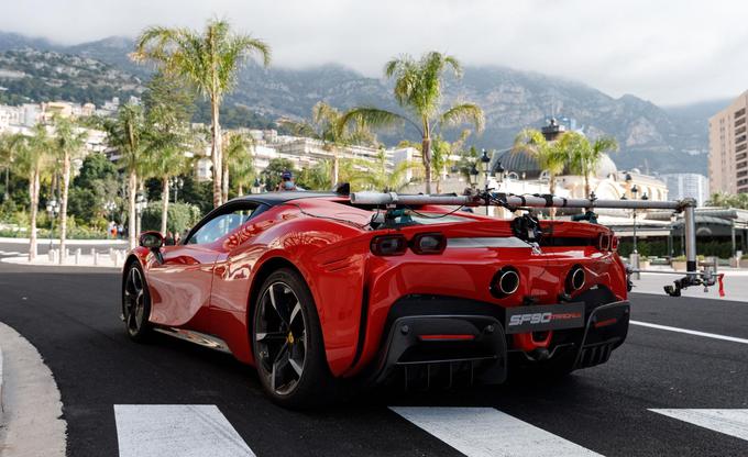 Ferrari SF90 stradale je prvi priključni hibrid iz Maranella. Poganjajo ga štirilitrski motor V8 in trije elektromotorji (eden v menjalniku, po dva v sprednjih kolesih). Kapaciteta baterije je 7,9 kWh. Sistemska moč pogona znaša 735 kilovatov oziroma okroglih tisoč “konjev”. | Foto: Ferrari