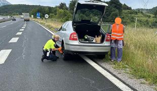 Policistka zamenjala pnevmatiko: "Naša osnovna naloga je še vedno pomagati ljudem"