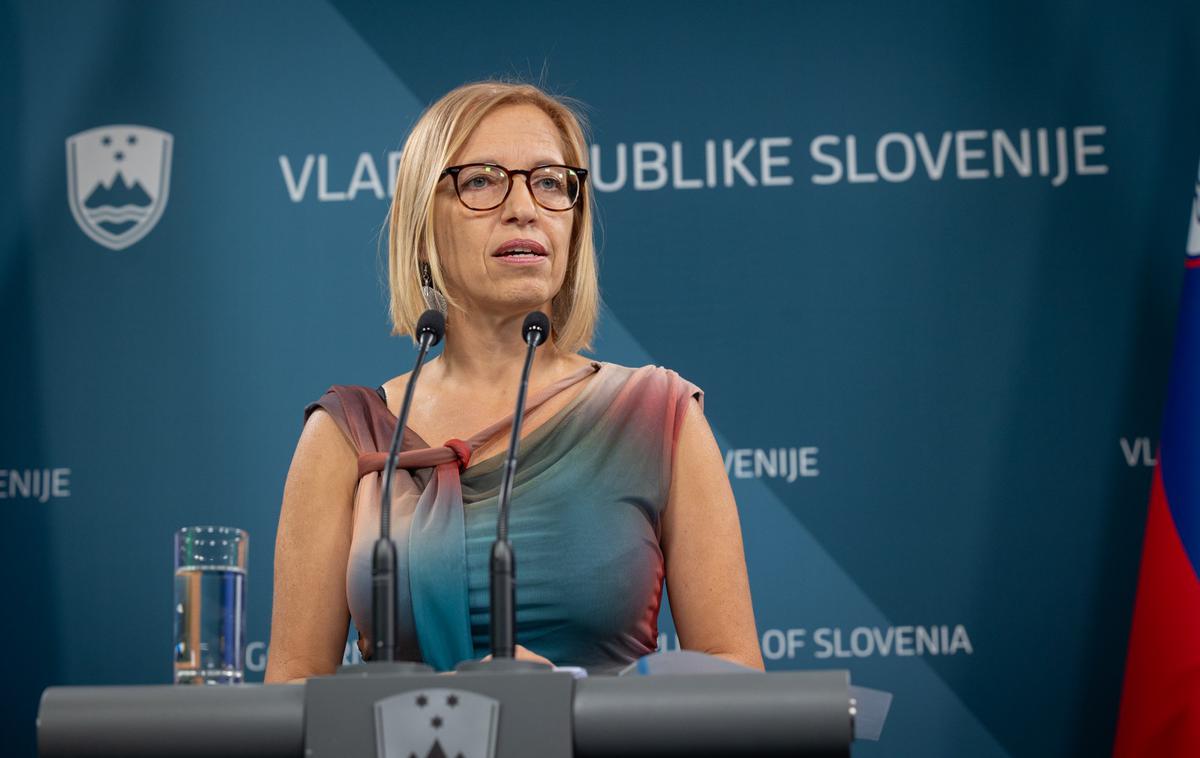 Valentina Prevolnik Rupel | Mariborski zdravstveni dom je samo februarja in marca 2025 izvedel 8,9-krat več daljših posvetov na daljavo kot v enakem obdobju lanskega leta. "Izstopa dejstvo, da se je število daljših posvetov na daljavo izjemno povečalo verjetno zaradi tega, ker so bili srednji in kratki posveti na daljavo vključeni v pavšal, kar pomeni, da so bili že plačani," je dejala ministrica Valentina Prevolnik Rupel. | Foto STA