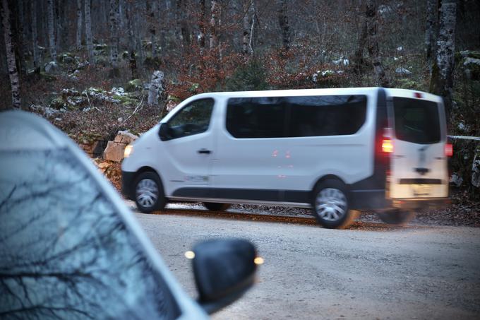 Ujete v jami so takoj po uspešni reševalni akciji odpeljali v belem kombiju. | Foto: Ana Kovač
