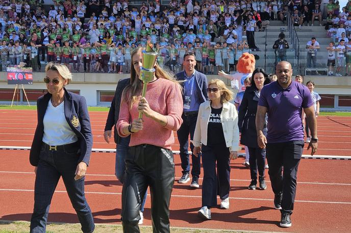 Plazma Športne igre mladih Maribor 2026 | Atletinja Anita Horvat je prinesla baklo na stadion v družbi še nekaterih nekdanjih vrhunskih športnikov. | Foto Gregor Mlakar/STA