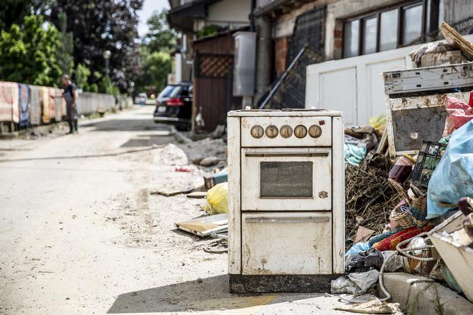 Na nekaterih začasnih odlagališčih se količine odpadkov že zmanjšujejo, drugod še naraščajo.  | Foto: Ana Kovač