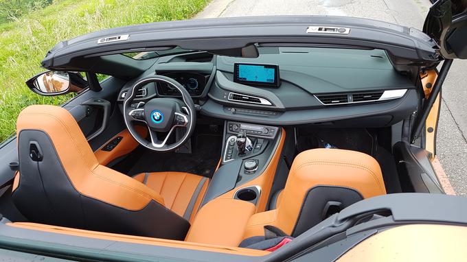 Vozniški del i8 je oblikovna kombinacija klasičnih vozil BMW in njihove serije i. Kdor je navajen bavarskih vozil, se bo v njem počutil domače. Vesel bo kančka oblikovnega futurizma. | Foto: Gregor Pavšič