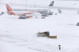 Kaos po Evropi: zaradi snega zaprte šole in letališča #foto #video