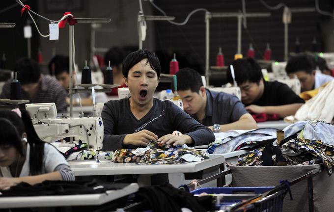 Kitajski delavci so po končanem delovniku preutrujeni za dogodke v osebnem in družinskem življenju. | Foto: Reuters