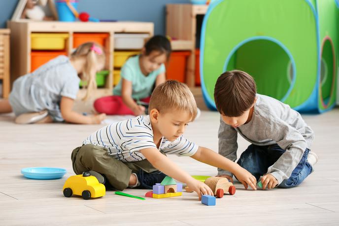 otroci, vrtec, otroška igra | Višja cena vrtcev, ki jo bodo plačali starši, bo naslednje leto na letni ravni pomenila 3,3 milijona evrov dodatnih plačil za programe vrtca, občina pa bo iz proračuna dodala 6,6 milijona evrov. | Foto Shutterstock