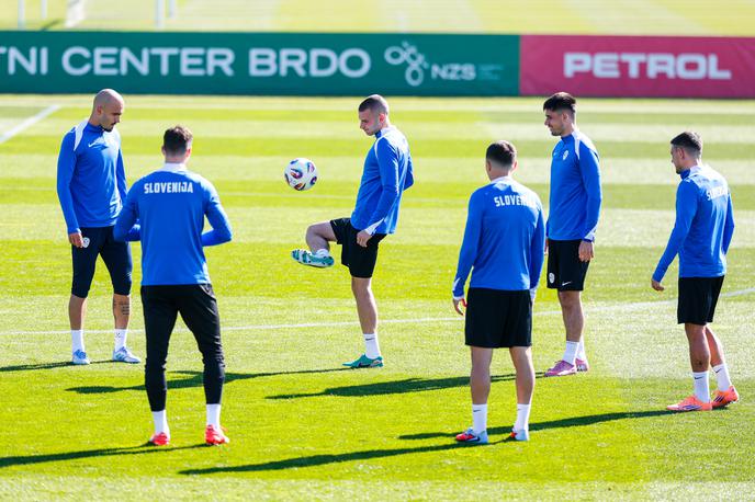 slovenska nogometna reprezentanca | Slovenska nogometna reprezentanca bo v četrtek popoldne odpotovala v Prištino, kjer jo v petek ob 20.45 čaka tretja kvalifikacijska tekma za svetovno prvenstvo 2026 | Foto Aleš Fevžer