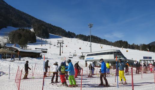 Cene smučarskih kart višje kot lani: za en dan smučanja v Kranjski Gori 49 evrov