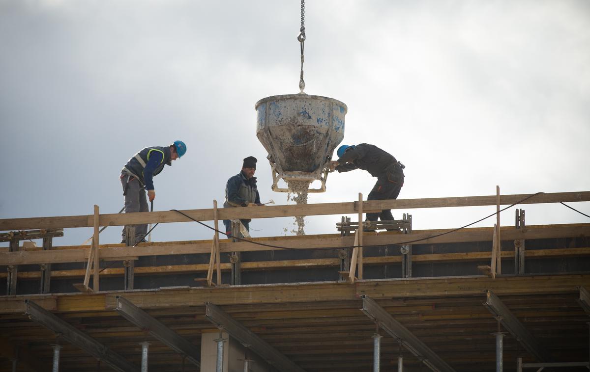 delavec gradbinec gradnja gradbeništvo | Štirje gradbeni delavci se še borijo za življenje. (Fotografija je simbolična) | Foto Bor Slana