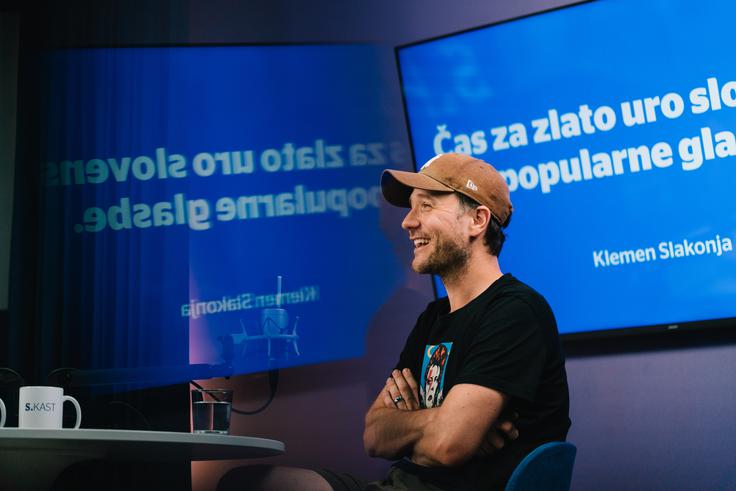 Preden je Klemen Slakonja zmagal na Emi, je večkrat tudi vodil to prireditev. Z nami je delil anekdoto iz leta 2011, ko se je že na začetku oddaje zalomilo.  | Foto: Jan Lukanović