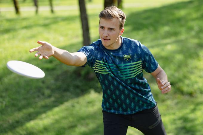 Disk golf po mnenju igralcev predstavlja pravšnji potencial za uvrstitev v družino olimpijskih športov v prihodnjem desetletju. "Je eden izmed najhitreje rastočih športov na svetu. Igra se v ogromno državah prav na vseh celinah, tako da predstavlja potencial za olimpijski šport. To bi bila ogromna pridobitev za naš šport," je prepričan večkratni slovenski prvak Svit Savnik. | Foto: Vid Ponikvar