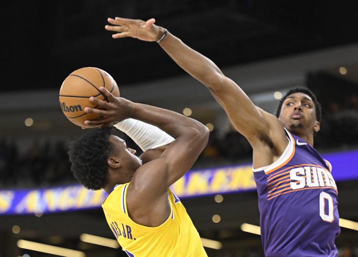 Bronny James je proti Phoenixu prispeval osem točk in pet skokov, iz igre pa zadel le enega od 12 metov.  | Foto: Reuters