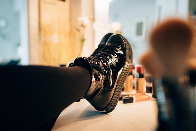"Čevlji zaključijo celoto, dajo piko na i. Z njimi lahko izstopaš, si nekaj posebnega, lahko ga pa tudi konkretno pobiksaš," meni sogovornica.  | Foto: 