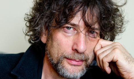 Pisatelj Neil Gaiman pod plazom obtožb spolnih zlorab in nasilja