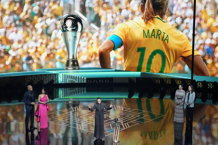 Brazilska nogometašica Marta je nagrado za izjemne dosežke prejela iz rok Marcie Aoki, žene pokojnega brazilskega zvezdnika Peleja. | Foto: Guliverimage