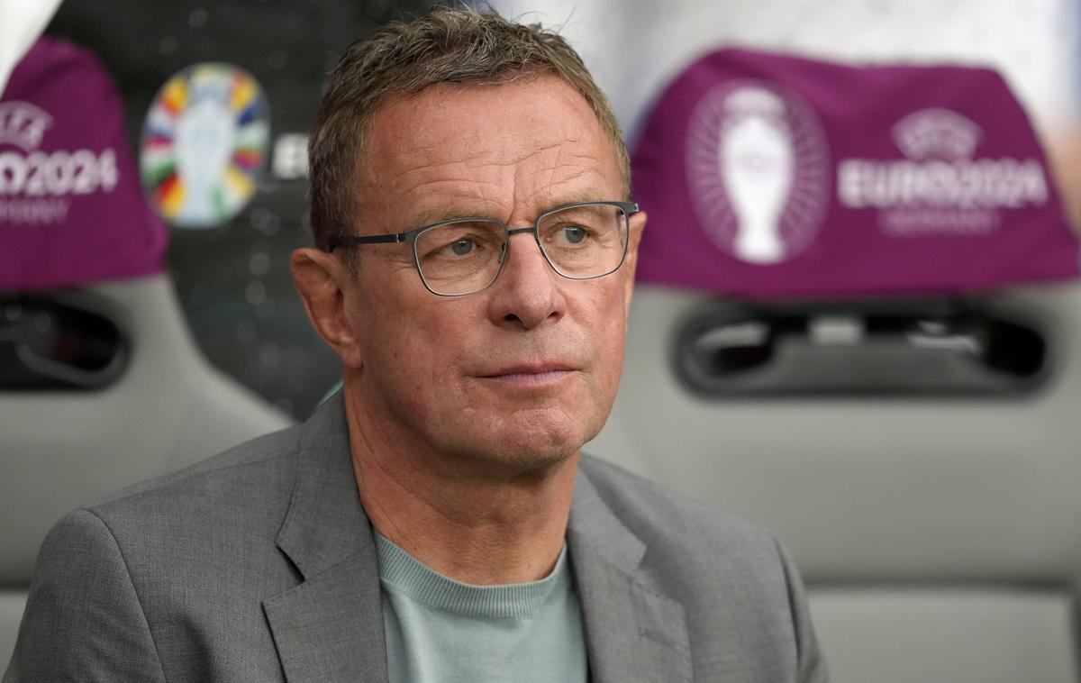 Ralf Rangnick | Ralf Rangnick je 66-letni nemški nogometni strateg, ki je v karieri vodil številne ugledne klope. Med njimi izstopajo RB Leipzig, Manchester United, Schalke, Stuttgart, Hoffenheim in Hannover. Leta 2012 je postal direktor nogometnih šol Red Bull Salzburg in RB Leipzig ter začrtal pot, ki je v prihodnosti tudi s pomočjo Benjamina Šeška in Kevina Kampla ponesla rdeče bike iz Avstrije in Nemčije med evropsko elito. Pozneje je skrbel za razvoj vseh podružnic Red Bulla na svetu. | Foto Guliverimage