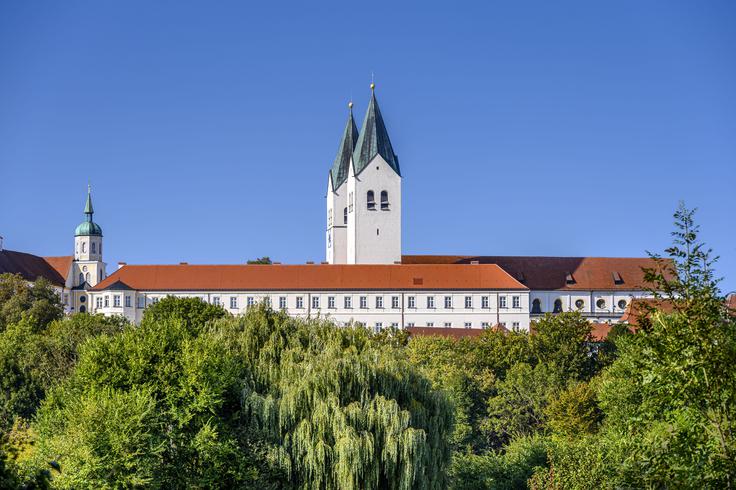 Korenine freisinške škofije segajo v prvo polovico 8. stoletja, ko je papež Gregor II. na Bavarsko poslal frankovskega škofa Korbinijana (zdaj sveti Korbinijan). Leta 1294 je freisinška škofija postala knezoškofija (nem. Hochstift Freising). Freisinški knezoškofi so bili tako duhovni vodje svoje škofije kot tudi posvetni vladarji (knezi) samostojnega ozemlja znotraj Svetega rimskega cesarstva (v zgodovinopisju znano kot Nemško cesarstvo). Te cerkvene kneževine, ki je imela svoje posesti tudi na Slovenskem, je bilo konec, ko je Napoleon spodbudil sekularizacijo v letih 1802–1803 in je bila knezoškofija ukinjena. Freisinška škofija je postala zgolj duhovna upravna enota. Leta 1817 je bil med Bavarsko in Svetim sedež sklenjen konkordat, po katerem je nastala nadškofija München in Freising. | Foto: Freising