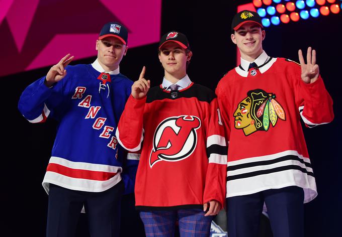 Prvi trije izbori na naboru: Kaapo Kakko (New York Rangers), Jack Hughes (New Jersey Devils) in Kirby Dach (Chicago Blackhawks). | Foto: Reuters