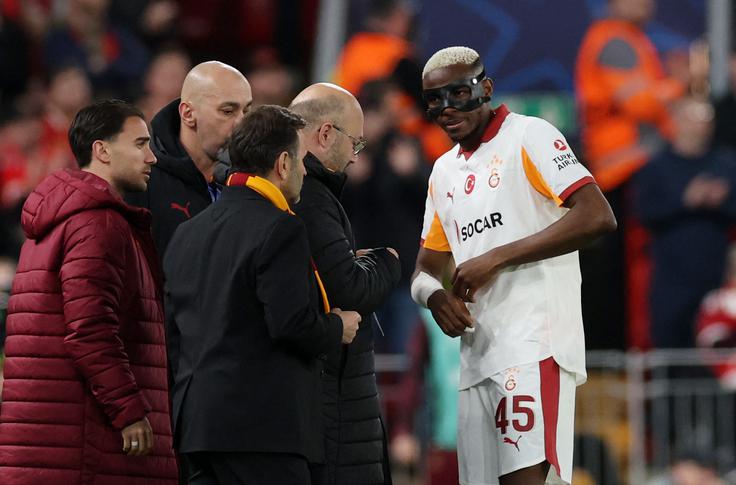 Victor Osimhen si je zlomil roko. | Foto: Reuters