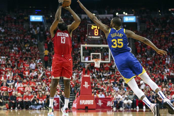 James Harden Kevin Durant | James Harden je Houstonu izdatno pomagal do velike zmage nad Golden State Warriors, s katero so znižali vodstvo prvaka v seriji. | Foto Reuters