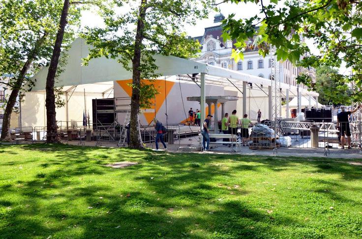 Plezalno steno, ki je v celoti plod slovenskega znanja, so na Kongresnem trgu začeli postavljati v sredo.  | Foto: Facebook/Triglav The Rock Ljubljana