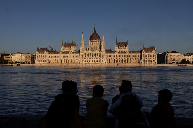 Zaradi narasle Donave je madžarski parlament videti kot otok. | Foto: Reuters