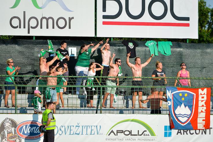 Nekaj navijačev Krškega se je že veselilo izenačenja, ko je sodnik zadetek razveljavil. | Foto: Mario Horvat/Sportida