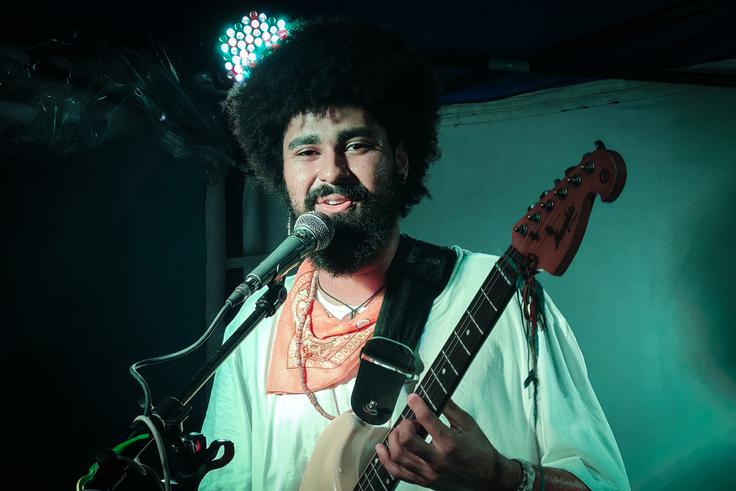 Salvador je mesto afro-brazilske kulture. Pevec na fotografiji je pričaral čudovit glasbeni večer v središču mesta.  | Foto: K. M.