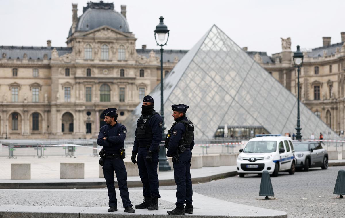 Tatovi oropali Louvre | Tatovi so prejšnjo nedeljo v enega najslavnejših muzejev na svetu prišli skozi okno s pomočjo transportne lestve in rezalne opreme. | Foto Reuters