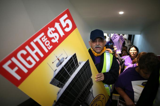Po ameriških mestih se širi akcija za višjo minimalno plačo "Boj za 15 dolarjev". | Foto: Reuters