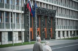 Pred parlamentom peščica nasprotnikov nepremičninskega zakona